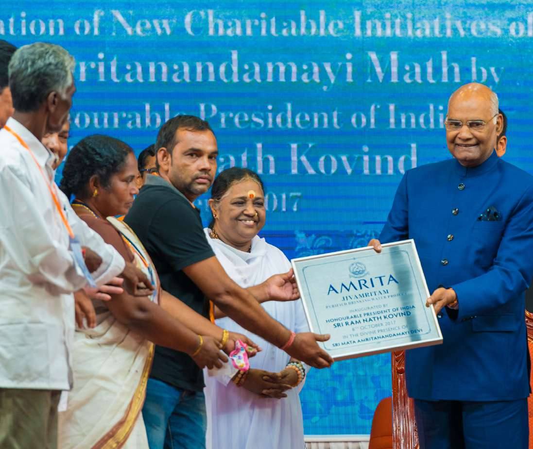 Amma with President Ram Nath Kovind at the Jivamritam launch